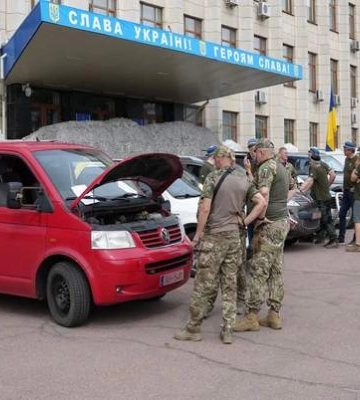 В Житомир эстонцы привезли еще 15 автомобилей для фронта