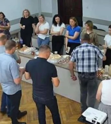 На Львівщині депутати забули вимкнути трансляцію після сесії й випадково «засвітили» своє застілля на YouTube — відео