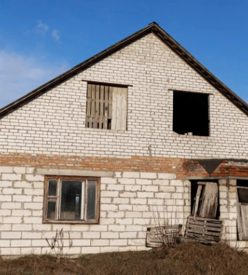 У Львові чоловік відмовився купувати будинок через форс-мажор, але вселився туди і залив піною каналізацію: Верховний Суд розбирався у справі