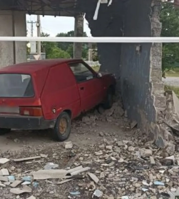 В Хмельницкой области пьяный водитель с тремя детьми в машине врезался в автобусную остановку
