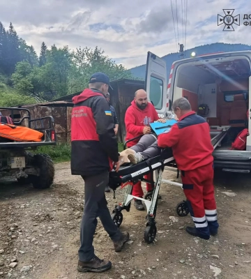 Рятувальники Прикарпаття надали допомогу травмованій туристці на маршруті «Довбушеві Комори»
