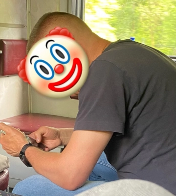 "Менял позы": пассажирка пожаловалась на мужчину, который пристал к ней в поезде 