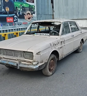 Служил детской площадкой: в Украине обнаружили заброшенным винтажный Ford 60-х (видео)