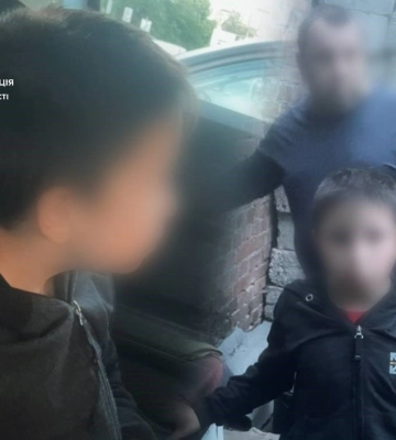 Сів у маршрутку і заблукав: у Луцьку патрульні повернули дитину додому
