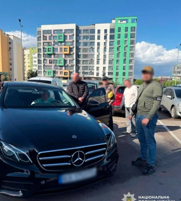 Поліцейські Києва затримали двох спільників, які переправляли ухилянтів через кордон. ФОТО