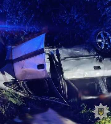 На Львівщині внаслідок ДТП перекинувся легковик, водійка якого потрапила до лікарні