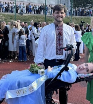 Не хотели видеть на празднике: выпускница со СМА станцевала вальс во Львове