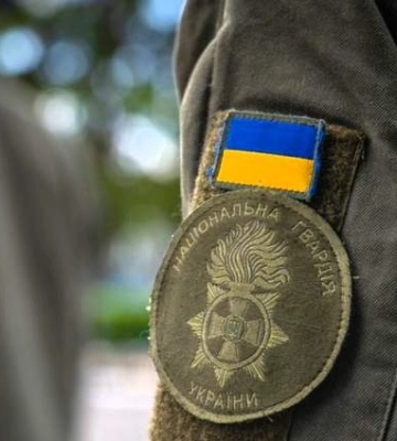 В Ужгороді засудили водія, який 500 метрів віз на капоті нацгвардійця