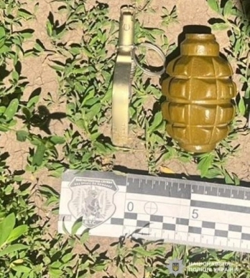 Чоловіка з бойовою гранатою затримали у Кропивницькому