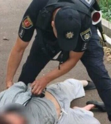 Агресивний чоловік із ножем налякав людей в Одесі: його затримала поліція