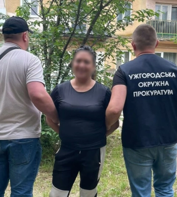 В Ужгороді жінка збувала метамфетамін у дворі багатоповерхівки
