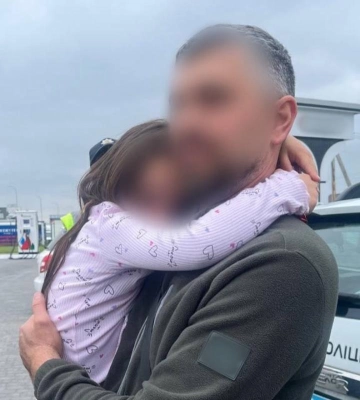 На Рівненщині патрульні допомогли 6-річній дівчинці повернутися додому