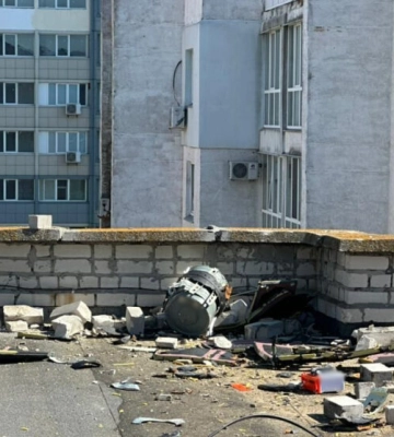 На Одещині нерозірвані ворожі дрони впали посеред вулиці та на дах багатоповерхівки