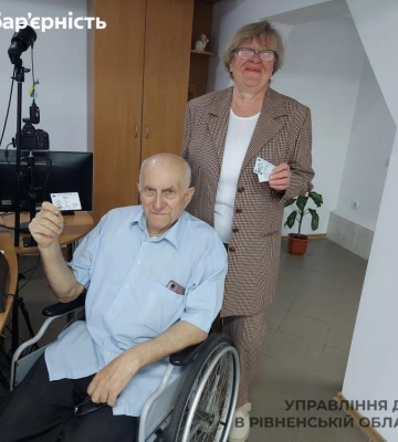 На Рівненщині літнє подружжя отримало сучасні ID-картки