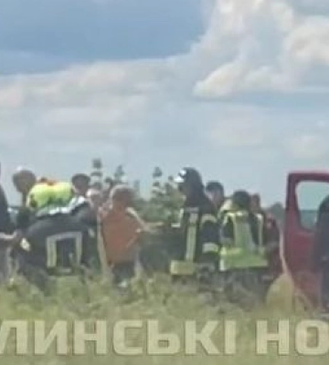 На Волині зіткнувся бус із авто дорожньої служби: є потепілі