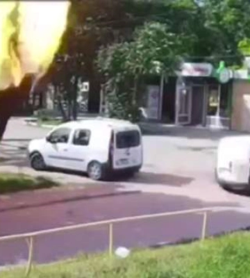 Прилет по машине в Запорожье: в сети показали жуткий момент попадания