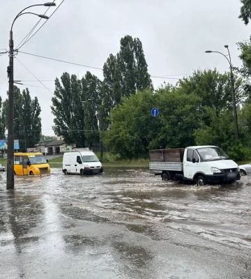 ВІДЕО: злива затопила вулицю Академіка Кухаря у Києві