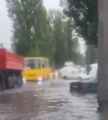 У Києві через зливу затопило вулицю Академіка Кухаря, рух ускладнено (відео)
