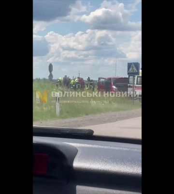 У Луцькому районі бус зіткнувся з автомобілем дорожньої служби, є постраждалі
