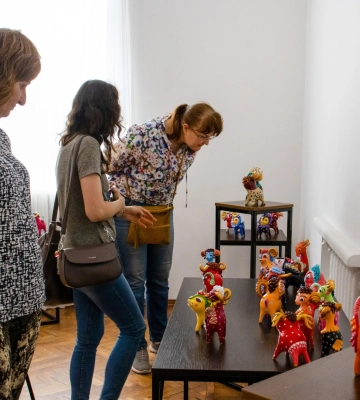 У Черкасах в художньому музеї можна подивитися на роботи майстрині Олени Почтарьової