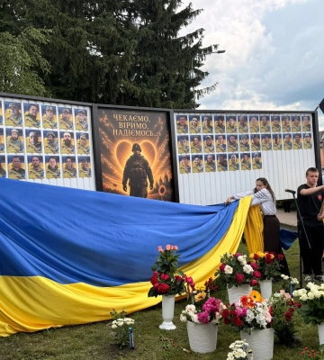 У центрі Городка відкрили стелу на підтримку родин полонених та зниклих безвісти Захисників
