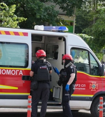 В Запорожье дрон попал в маршрутное такси: есть раненые