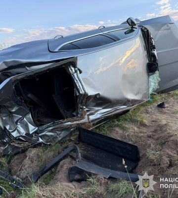 На Львівщині у карколомній ДТП із перекиданням постраждали двоє дітей. ФОТО