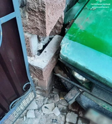 Врізався у бетонний паркан і відмовився від огляду: деталі ДТП у місті на Волині