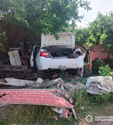 Нетвереза ДТП на Харківщині: легковик врізався у паркан, внаслідок чого постраждала людина. ФОТО
