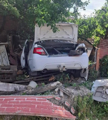 П’яний водій у Берестині на Харківщині врізався у паркан і сарай: постраждав пасажир 