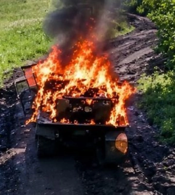 Окупант на квадроциклі спалахнув після влучання FPV-дрона операторів 17-ї бригади НГУ. ВIДЕО