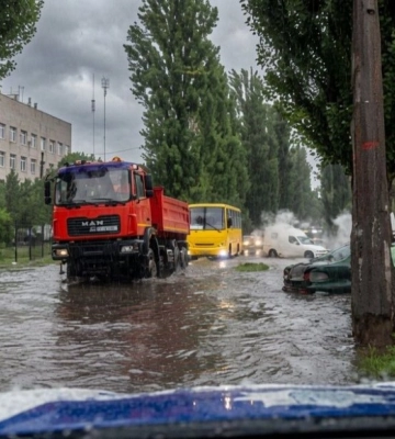 В Деснянському районі Києва «пливе» вулиця Академіка Кухаря (ВІДЕО)