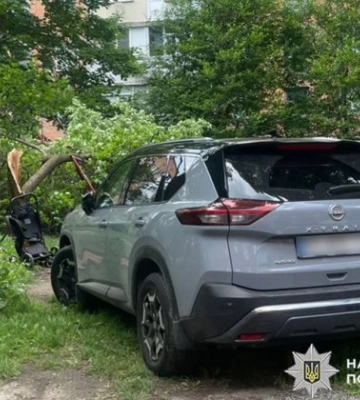 В Хмельницком автомобиль сбил двух женщин с ребенком в коляске — водительница заявила, что ей стало плохо