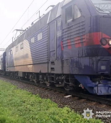На Житомирщині пасажирський потяг на смерть збив людину, - поліція