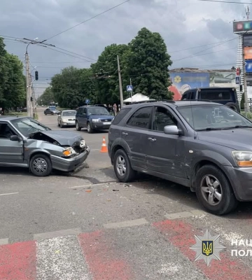 У Черкасах внаслідок зіткнення двох автомобілів постраждала молода жінка