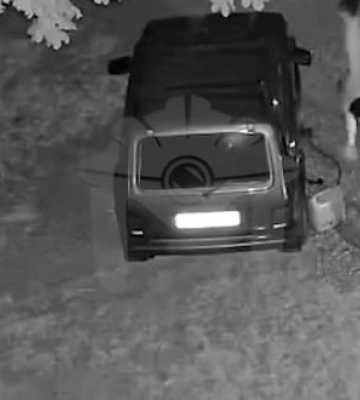 Двое мужчин ночью сливают топливо из припаркованного автомобиля в оккупированном Донецке. ВИДЕО