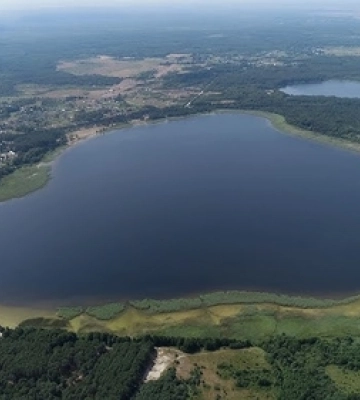 Серед соснового лісу на Поліссі причаїлось глибоке озеро з цілющою водою та скарбами на дні 
