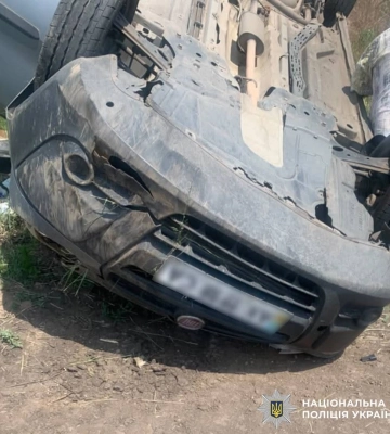 На Харківщині автомобіль перекинувся в кювет: загинула жінка, та поранені чоловік і дитина
