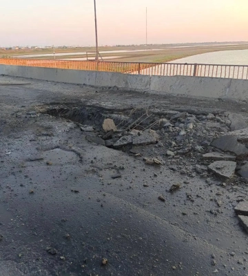 Рух транспорту перекрито: окупанти заявили про повторний удар дронів по мосту у Чонгарі