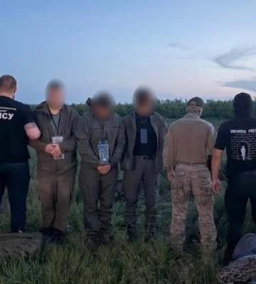 Брали по $5000 на криптокошелек: на границе с Молдовой задержали организаторов схемы для уклонистов. ФОТОРЕПОРТАЖ