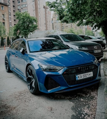Семейная ракета: в Киеве заметили 630-сильный заряженный универсал Audi 
