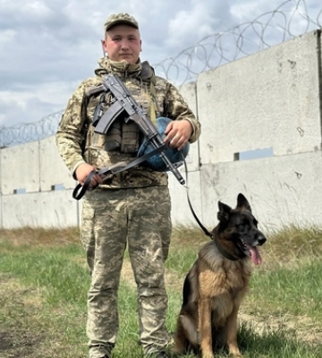 Жастіна любить креветки: як прикордонник з Луцька служить з чотирилапою напарницею 