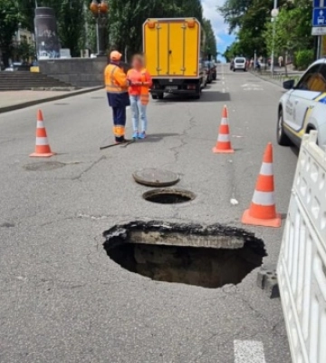 У центрі Києва ускладнений рух транспорту через провалля дороги у двох місцях