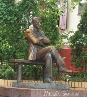 Полтавський музей хоче викупити демонтований пам’ятник Булгакову в Києві