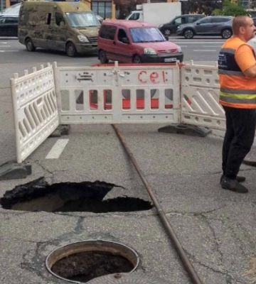 У Києві вдруге за день утворилося провалля посеред дороги