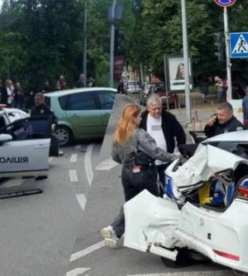 Микроавтобус влетел в машину полиции: в центре Киева произошло тройное ДТП