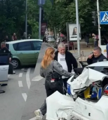 Микроавтобус влетел в машину полиции: в центре Киева произошло тройное ДТП