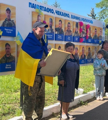 На Херсонщині звільнений із полону військовий зняв своє фото з Алеї Надії