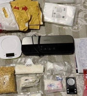 Розсилав поштою психотропи, заховані в іграшках: у Києві затримали наркоторговця із понад 1,6 кг речовини PVP. ФОТОрепортаж