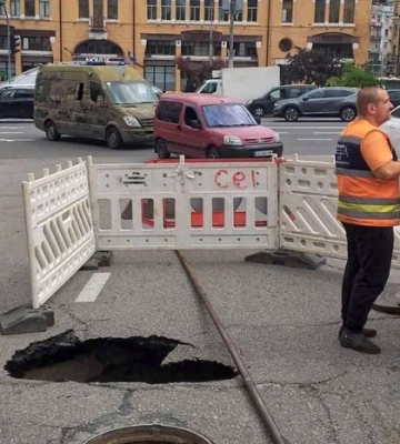 У центрі Києва ускладнений рух транспорту через провалля дороги у двох місцях